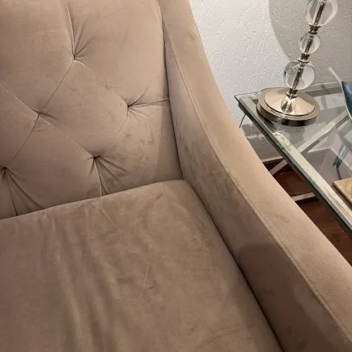 Sofá capitonê em suede