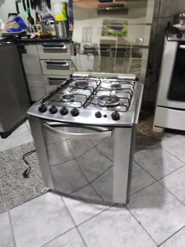 Fogão 4 Bocas Electrolux em inox espelhado de embutir, tripla chama e grill elétrico