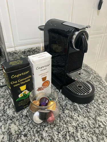 Máquina de café Nespresso com cápsulas de brinde