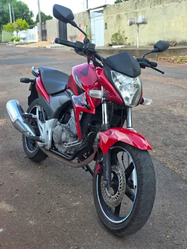 Honda CB 300R (2011) na cor vermelha é a escolha perfeita
