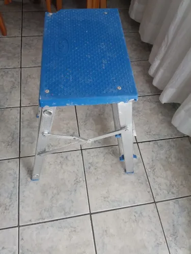 Vendo escada 3 degrau semi nova s tem um pedaço degrau de Sima de plástico mas n entefere 
