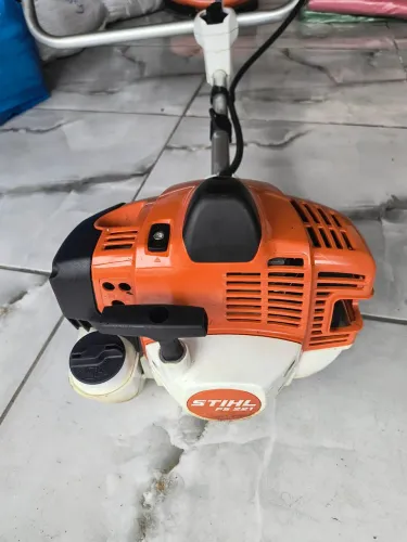 Roçadeira Sthil FS 221 a gasolina - Em excelente estado