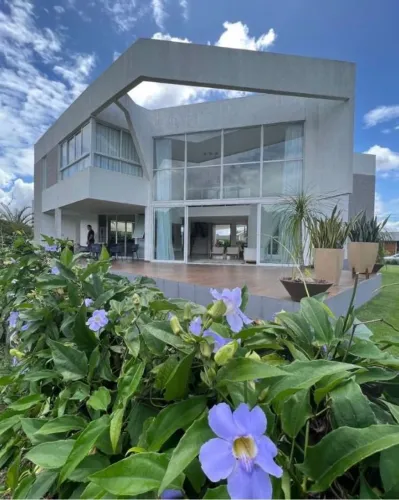 Ligue ou whatsApp  Casa com 4 dormitórios à venda, 280 m² por R$ 1.800.000 - Aldeia - C