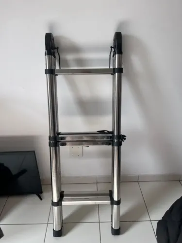 Escada Telescópica Retrátil Dobrável 5M 150KG Aço Laminado Frio Antiderrapante Trava