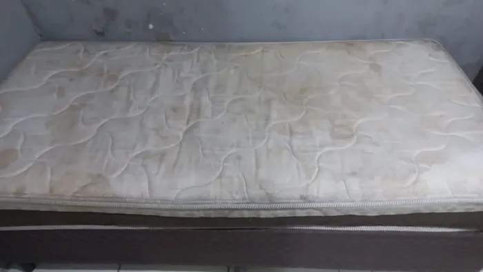 Vendo cama box de solteiro 