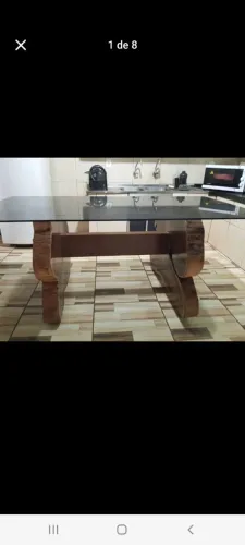 Mesa de vidro com os pés de madeira rustica