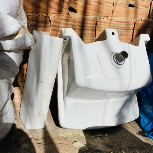 Vendo esse tanque de porcelana e essa bicicleta com cadeirinha de boneca atrás 