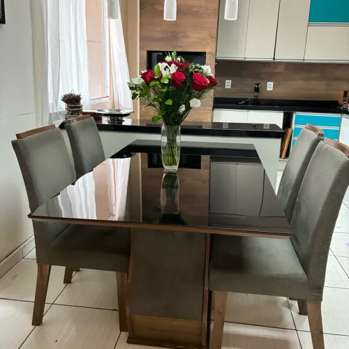 Mesa de jantar com 4 cadeiras ?