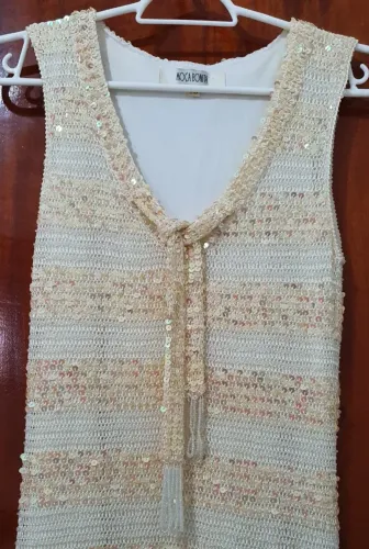 Vestido claro em crochê e paetês, excelente estado!