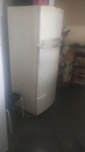 Vendo geladeira com defeito, não faço entrega 