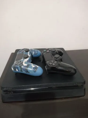 Playstation 4 slim 1 TB c 2 controles