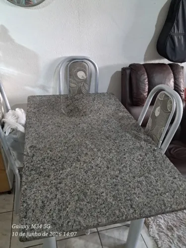 Vende-se uma mesa mármore 4 cadeiras ela tem uns 6 meses de uso. Valor R$ 820,00. Retirar 