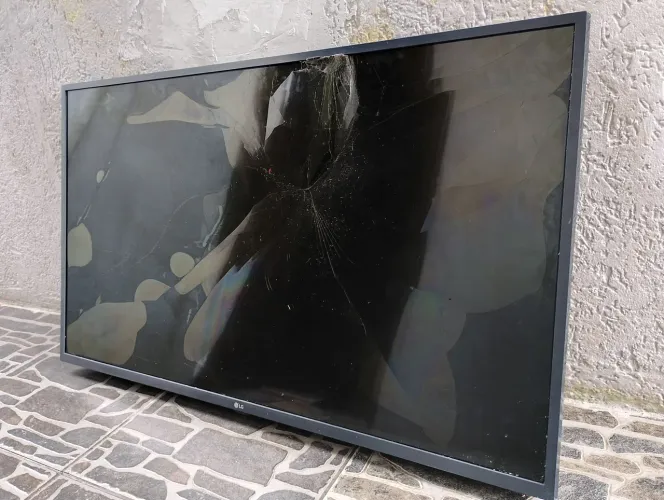 Tv LG 50 polegadas,tela quebrada