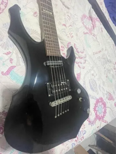 Guitarra ESP LTD F10 preta pouco usada.