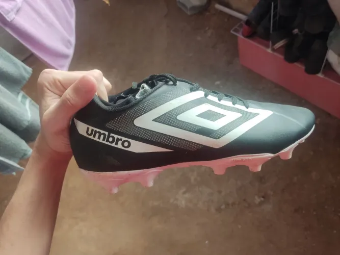 Chuteira de campo umbro