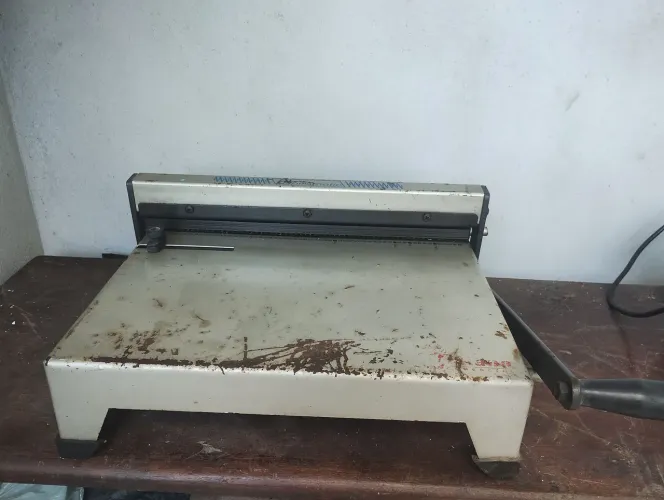 Máquina de encadernação 