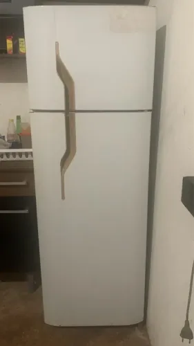 Vendo 750 geladeira funcionando normal 