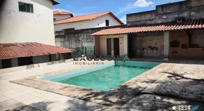 CASA COM PISCINA NO COLONIAL
