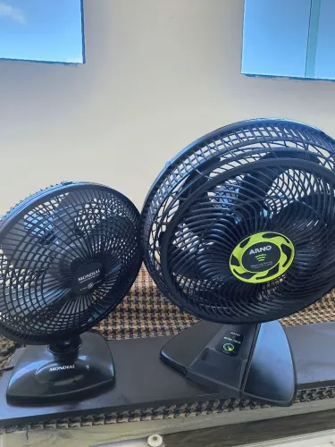 Vendo 2 Ventiladores Arnos 1 toque screen precisa de conserto