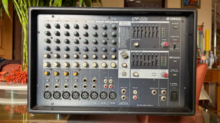 Mesa de som Yamaha EMX 612SC 12 canais