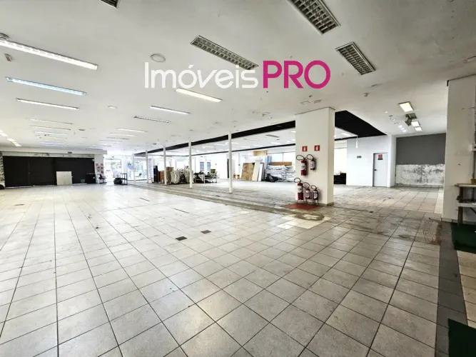 Imóvel comercial de esquina com dois pavimentos