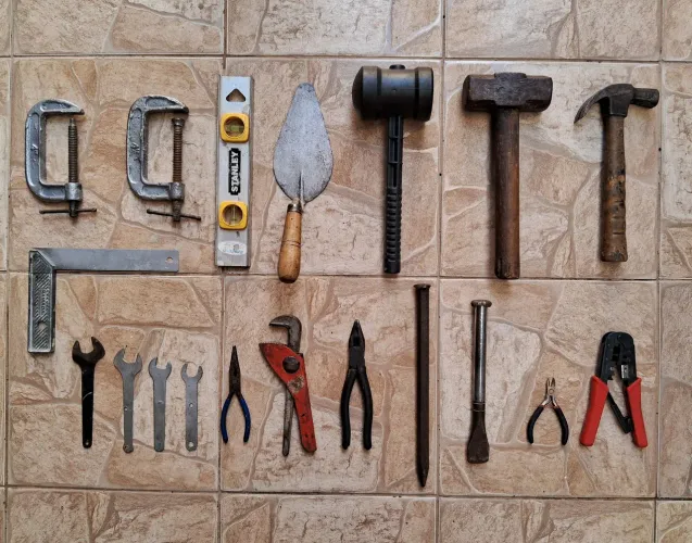 Kit Martelo, Marreta, Alicates, Chave Grifo, Talhadeira, Ponteira, Nível, Colher, Grampo..