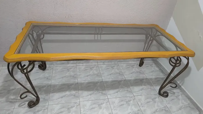 Mesa com estrutura em ferro trabalhado e tampo de vidro Aceito troca 