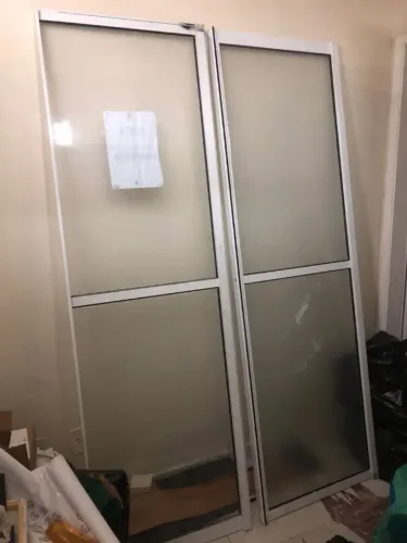 Duas portas de vidro de correr