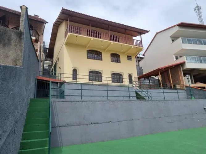 Casa Triplex estilo colonial com 3 quartos (sendo 1 suíte) em Braunes - Nova Friburgo - RJ