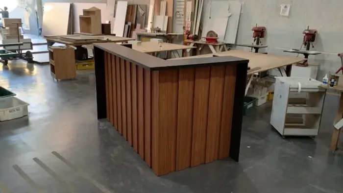 Bancada para recepção em l canelado com tampo em mdf naval