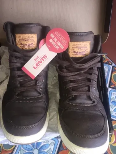 Bota Levis couro marrom