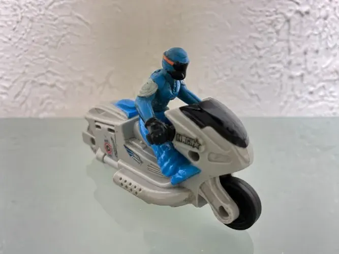 Boneco e moto