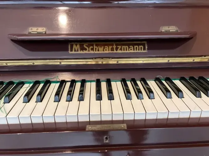 Piano Acústico de Armário M. Schwartzmann