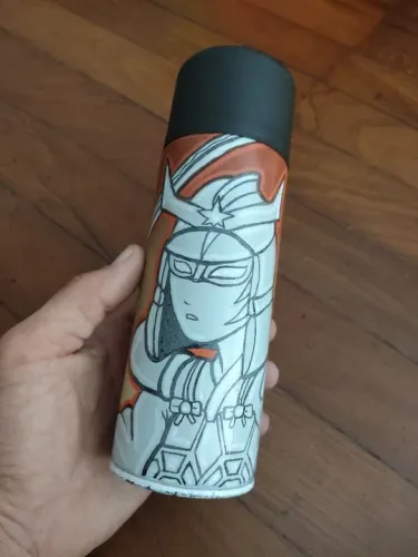 Spray de arte personalizado com desenho de um samurai