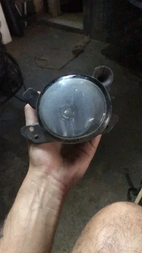 Farol de milha direito Nissan March Versa