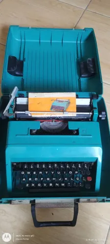 Olivetti Studio 45 - Fabricada na Década de 1970 - Verde - Com maleta original.