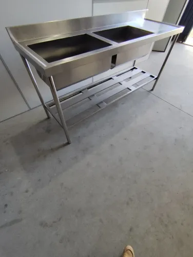 Pia em Aço Inox 1,80m x 0,60m, Duas Cubas, Contraforte, Tampo 20#, Resistente a Corrosão