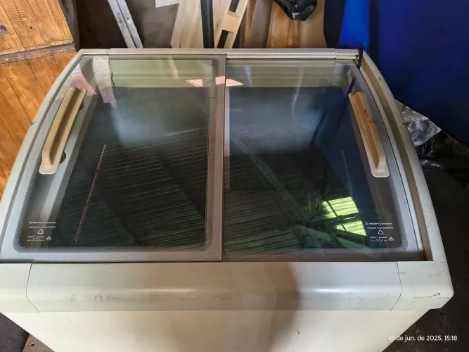 Freezer Horizontal Metalfrio com 2 Portas de vidro Curvado tas de Vidro