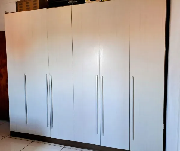 Guarda Roupas Casal super espaçoso e extremamente conservado.  Com 6 portas e 8 gavetas. 