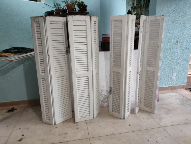 Portas e Janelas de Madeira com Venezianas
