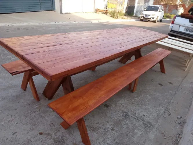 Mesa de madeira rústica com bancos
