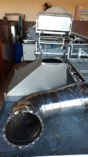 Coifa em inox 0,70x0,70 cm com uma pequena parte do duto e sem exaustor bem conservada
