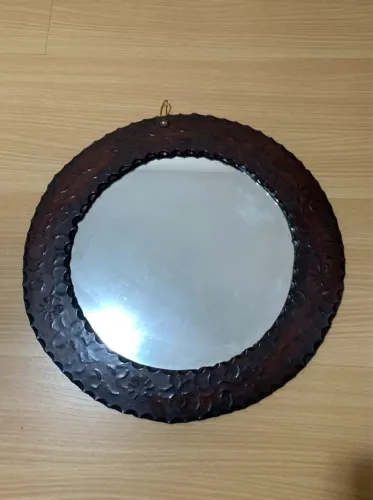 Espelho com moldura em couro trabalhado- Anos 70