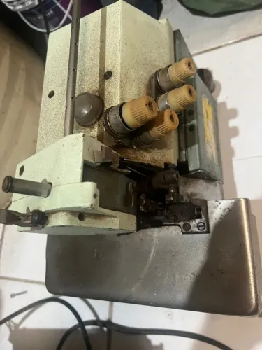 Máquina de costura overlock