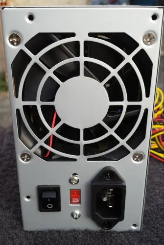 Fonte de alimentação 200 W. Marca Multilaser
