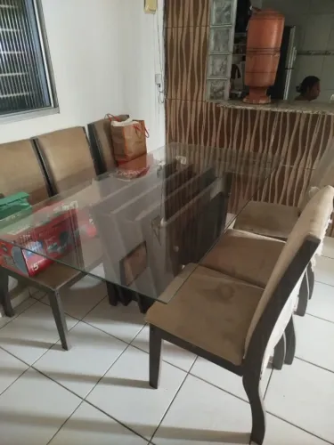 Mesa de vidro 6 lugares, com algumas cadeiras um pouco mole