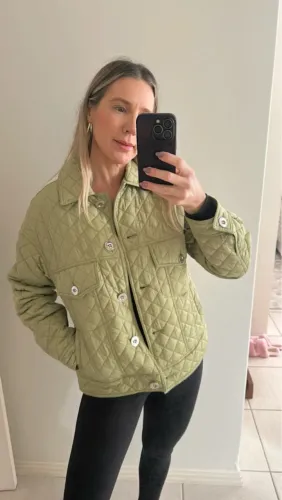 Jaqueta verde matelassê feminina marca Michael Kors 