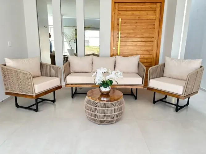 SOFÁ AMERICA COM BORDAS EM MADEIRAS