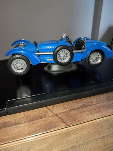 Carro de corrida Bugatti Type 51 em miniatura,  marca Burago, escala 1:18