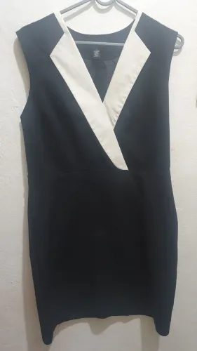 Vestido Preto com Detalhe Branco